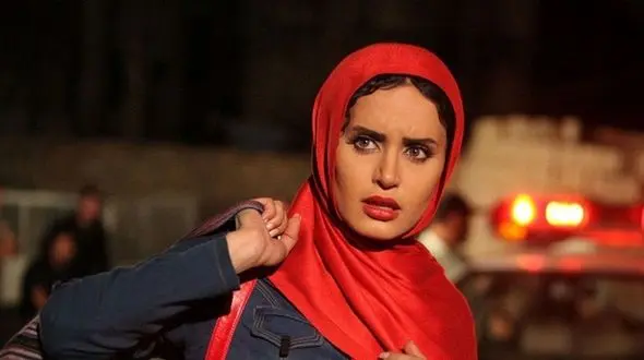 فیلم دست درازی یک مرد به الناز شاکردوست بین تماشاچیان سینما ! / عصبانیت خانم بازیگر را ببینید !