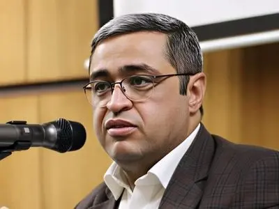 فیلم/ دکتر عزیزی: بچه های 80 به اینور از سن بلوغ به بعد چون میفهمند دیگر درس نمیخوانند/ خدایا پناه میبرم به تو از درسی که خواندم!