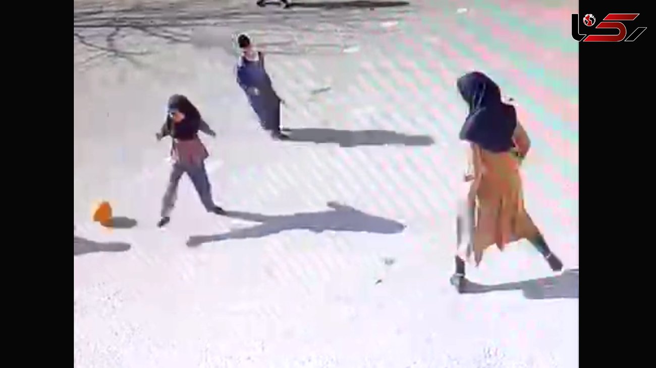 فیلم زمین خوردن خانوم معلم هنگام بازی فوتبال در مدرسه