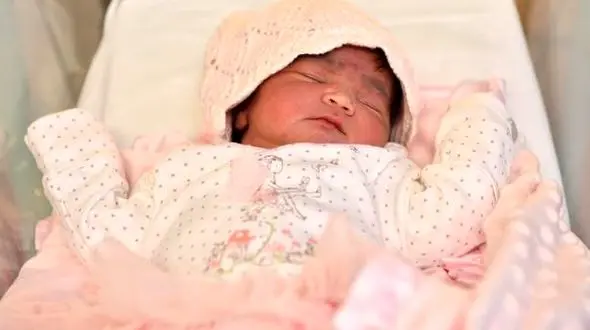 کودکی که در اولین دقیقه سال نو میلادی متولد شد+ گزارش تصویری