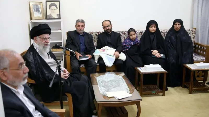 حضرت آیت‌الله خامنه‌ای رهبر معظم انقلاب اسلامی ظهر امروز در دیدار خانواده‌های شهدای نیروی پدافند هوایی ارتش