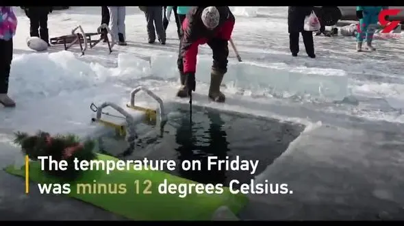 شنا کردن مرد روسی 25 متر زیر یخ در عمیقترین دریاچه جهان+فیلم