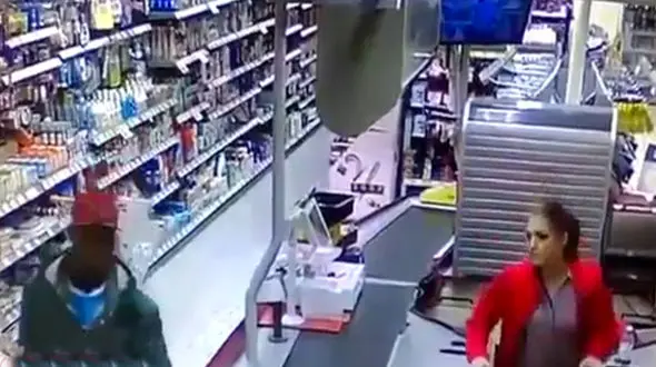 ببینید / شجاعت زن صندوقدار  در برابر سارقین فروشگاه