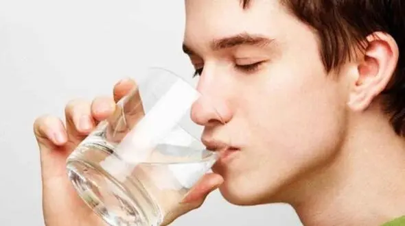 روزانه چند لیوان آب بخوریم؟
