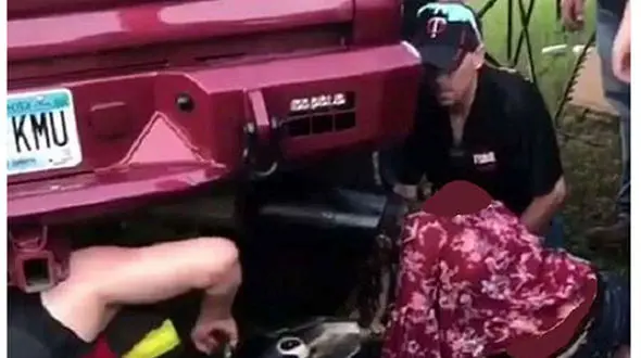 گیر کردن سر دختر جوان به خاطر فضولی در اگزوز خودروی آنتیک +عکس