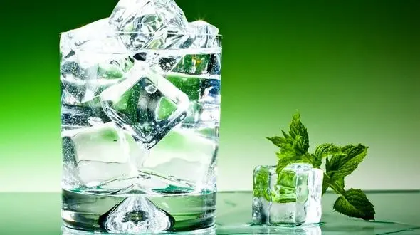 بلایی که نوشیدن آب یخ سرتان می آورد