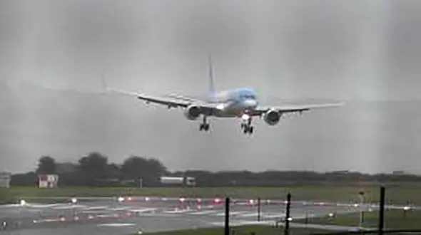 مزاحمت حیوانات سرگردان در باند فرودگاه کنارک براى پرواز تهران-چابهار