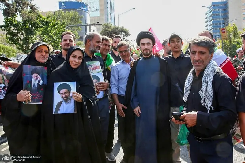 عکس  حضور سید احمد خمینی در مراسم تشییع پیکر مطهر رهبر شهید انقلاب در تهران
