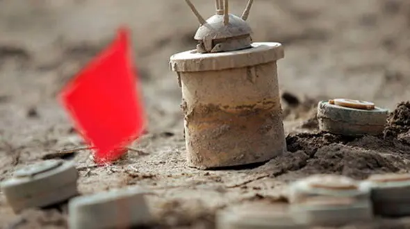 ماجرای غم انگیز انفجار مین زیر پای پسر 12 ساله اهوازی/ مهدی دیگر پا ندارد+ فیلم و عکس 