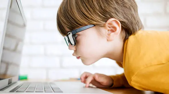 زنگ خطر برای چشم‌های کودکان/ 20 درصد از کودکان ایرانی نزدیک بین هستند / والدین چگونه می توانند به نزدیک بینی فرزند خود پی ببرند؟