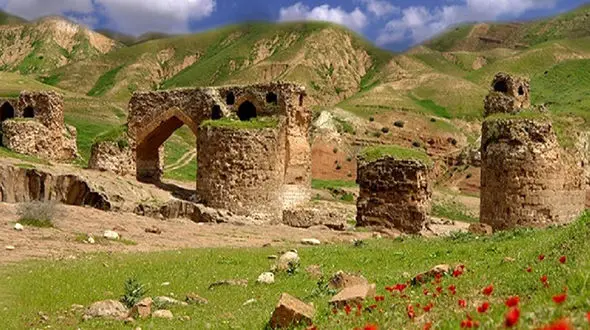 راز جمجمه های انسان  روی دیوار ساختمان‌های تازه‌ساز در ابرکوه! +تصاویر