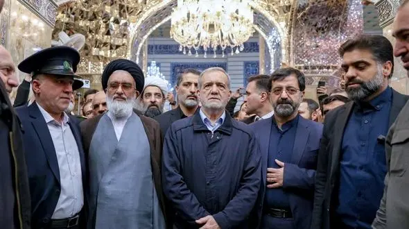 حضور پزشکیان در قم و دیدار با مراجع تقلید/ تأکید بر تعامل دولت و روحانیت