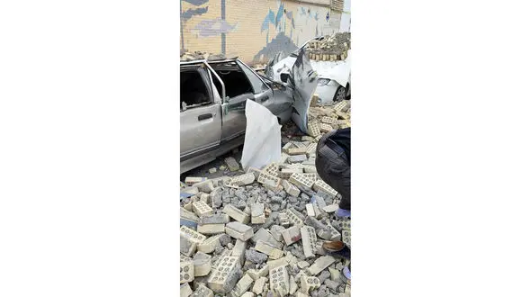 فیلم و عکس از ریزش مرگبار دیوار ورزشگاه در رهنان اصفهان / زن اصفهانی تسلیم مرگ شد 