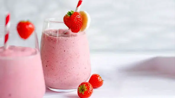 اسموتی موز و توت فرنگی نوشیدنی دلچسب روزهای گرم