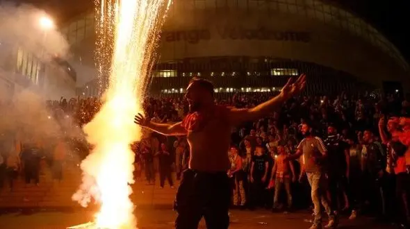آتش بازی وحشتناک هواداران مارسی خواب را از بازیکنان تاتنهام گرفت +تصاویر