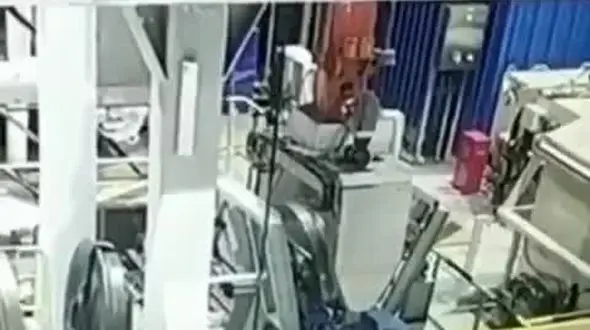 ببینید/ لحظه تکان‌دهنده له شدن کارگر زیر دستگاه پرس صنعتی + فیلم دلخراش