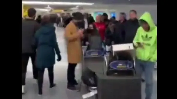 ببینید/  هرج و مرج در فرودگاه‌ های سراسر ایالات متحده آمریکا و کانادا + فیلم