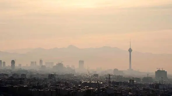 آسمان ابری و وزش باد و گرد و خاک در راه تهران 