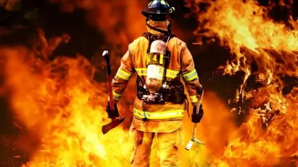 مصدومیت جدی آتش‌نشان بروجردی در عملیات اطفای حریق یک واحد تجاری