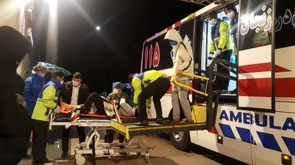 تصادف شاخ به شاخ اتوبوس با تریلی در زنجان / راننده اتوبوس خواب بود + عکس