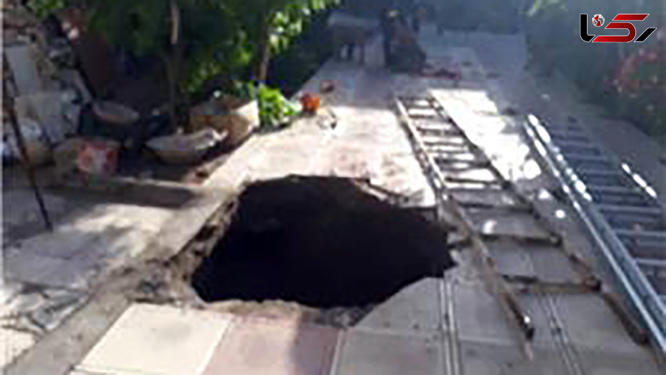 حیاط خانه دهان باز کرد / نجات زن نیشابوری از چاه فاضلاب + عکس