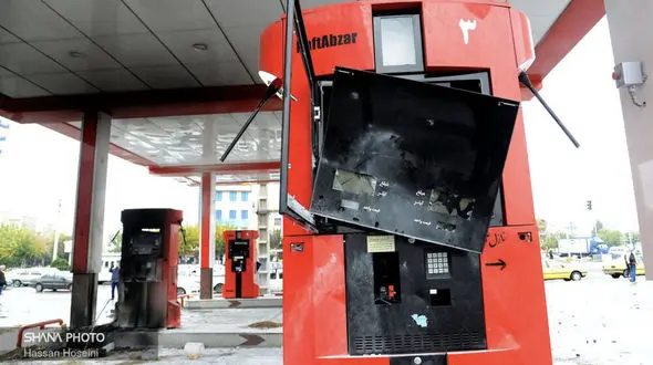 استعمال سیگار موجب حریق خودرو در پمپ بنزین بهارستان اصفهان شد