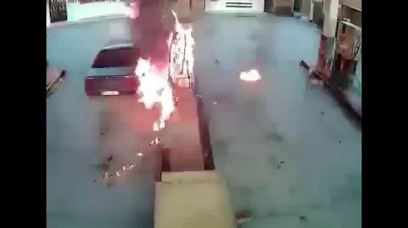 فیلم لحظه آتش گرفتن ناگهانی پژو در پمپ بنزین/ یک جوان زنده سوخت