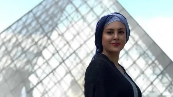 پوشش متفاوت بازیگر زن ایرانی در موزه لوور + عکس 