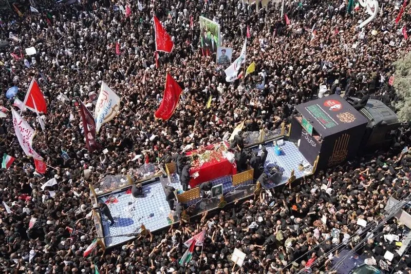 تصاویری از تراکم جمعیت حاضر در میدان ثورةالعشرین نجف اشرف در تشییع پیکر مطهر رهبر شهید انقلاب - 17-4-1405