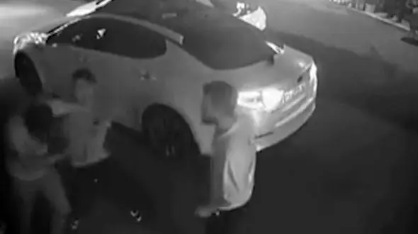 ماشین لاکچری را عقده گشایانه پوکاندند / اوباش مازندران رحم نداشتند + فیلم 