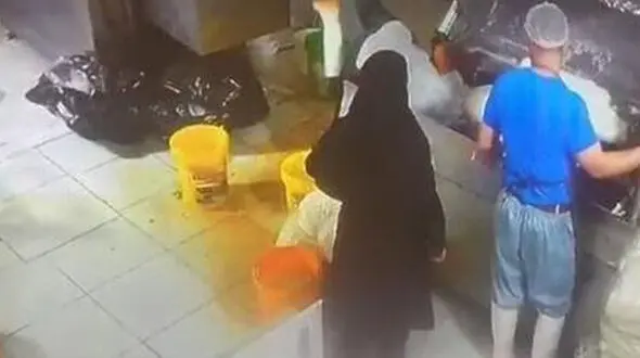 حادثه هولناک از گیرکردن کارگر داخل همزن برقی کارخانه/ همه وحشت کردند!