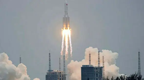 خطر از بیخ گوش زمینی ها گذشت / موشک چینی به کجا اصابت کرد