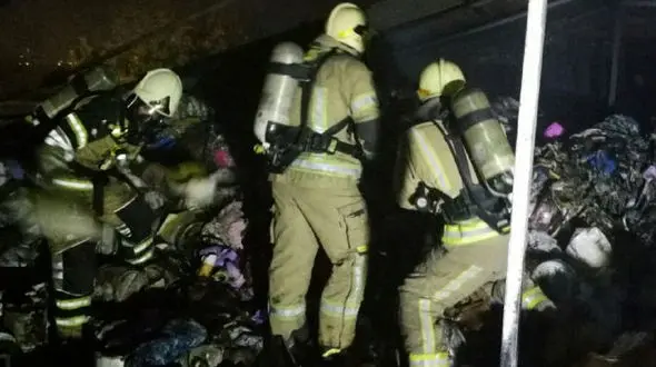 آتش سوزی در انبار ظروف پلاستیکی در تهرانپارس + عکس 