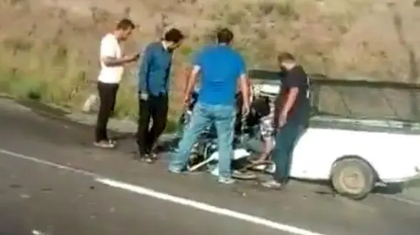 فیلم یک تصادف در جاده لوشان / گیر کردن راننده در میان آهن پاره