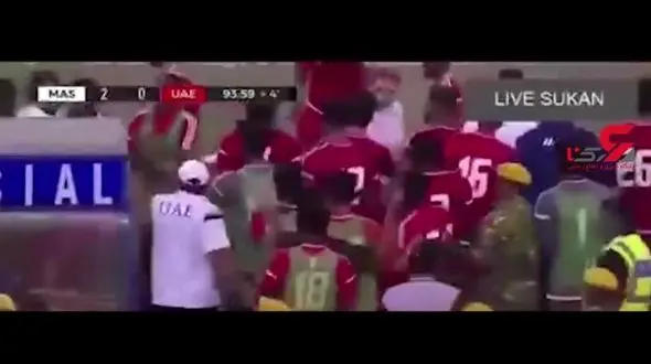 کتک کاری بازیکنان تیم های فوتبال امارات و مالزی در بازی دوستانه!+تصویر