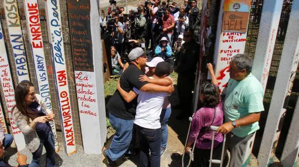 مرز آمریکا و مکزیک فقط برای ۳ دقیقه باز شد /خانواده های مکزیکی لب مرز احساساتی شدند  + عکس 