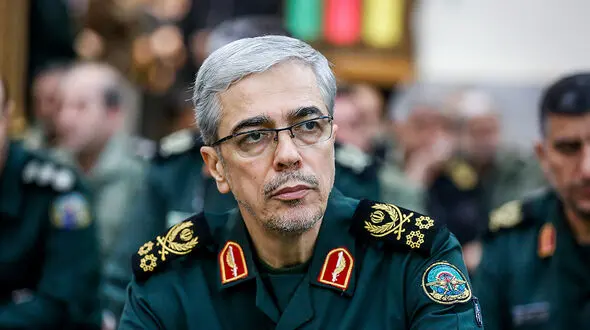 عکس سفر در زمان / تصویر سرلشکر شهید باقری در حال گفتگو با آیت الله جنتی /  اواخر دهه ۹۰