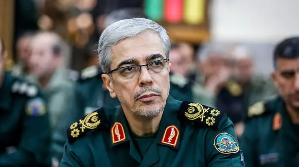 عکس سفر در زمان / تصویر سرلشکر شهید باقری در حال گفتگو با آیت الله جنتی /  اواخر دهه ۹۰