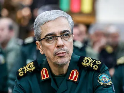 عکس سفر در زمان / تصویر سرلشکر شهید باقری در حال گفتگو با آیت الله جنتی /  اواخر دهه ۹۰