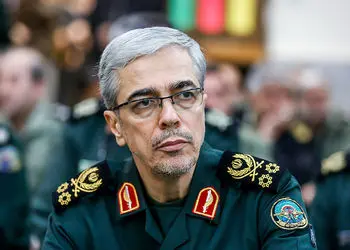 عکس سفر در زمان / تصویر سرلشکر شهید باقری در حال گفتگو با آیت الله جنتی /  اواخر دهه ۹۰