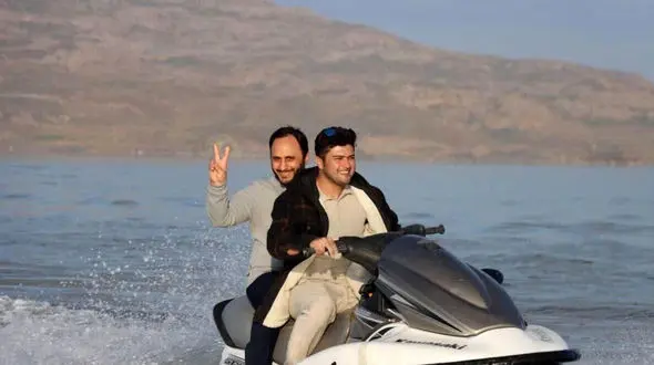 کذب گویی دولت درمورد احیای دریاچه ارومیه / دریاچه خشک شد؛ بفرمایید جت اسکی! + فیلم