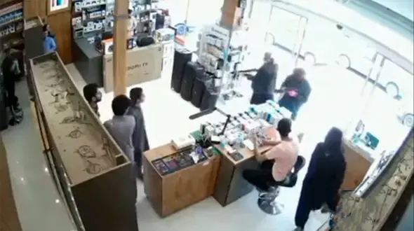 فیلم لحظه سرقت مسلحانه و فیلم لحظه دستگیری دزدان نقابدار ! / پلیس گل کاشت ! / فکر نمی کردیم بازداشت شویم !