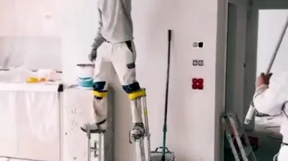 ببینید/ ابداع خاص و خلاقانه کارگران ساختمانی به هنگام رنگ کردن سقف خانه + فیلم 