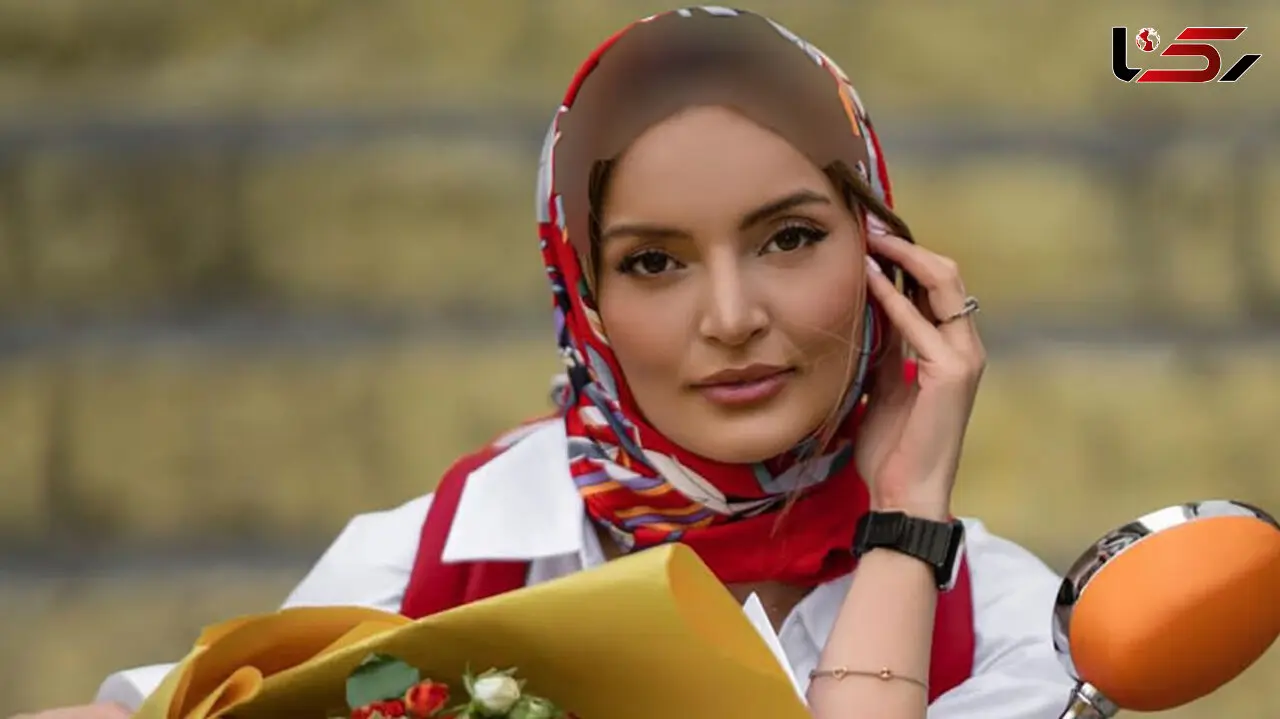 استایل بارداری نیلوفر پارسا با شومیز گشاد آبی و شلوار جذب؛ او خوشگل‌ترین مادری است که دوقلو باردار است!