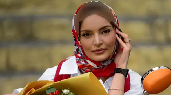 استایل بارداری نیلوفر پارسا با شومیز گشاد آبی و شلوار جذب؛ او خوشگل‌ترین مادری است که دوقلو باردار است!