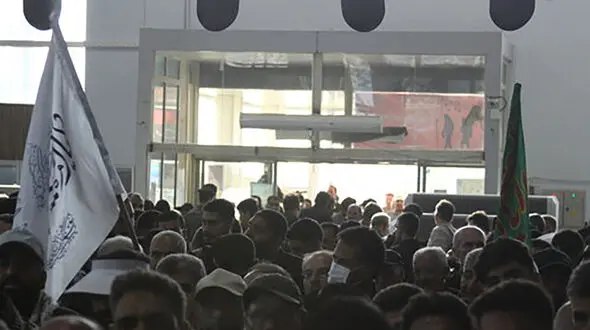 کندی عبور از پایانه مهران و نگرانی از گرمازدگی زائران + فیلم