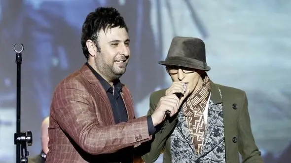 فیلم/ گریه شدید محمد علیزاده در مراسم تشییع پیکر مرتضی پاشایی/ میدونی حالم این روزا بدتر از همه است ...!