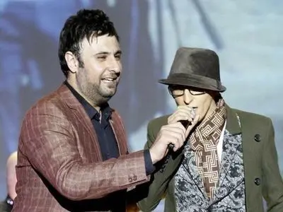 فیلم/ گریه شدید محمد علیزاده در مراسم تشییع پیکر مرتضی پاشایی/ میدونی حالم این روزا بدتر از همه است ...!