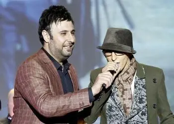 فیلم/ گریه شدید محمد علیزاده در مراسم تشییع پیکر مرتضی پاشایی/ میدونی حالم این روزا بدتر از همه است ...!