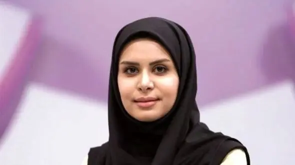 نگاهی به دکوراسیون شیک خانه نجمه جودکی مجری مشهور صداوسیما/ با گلدان شیشه ای خاص روی میزش  و مبلمان یکدست سفید + عکس خانم مجری بیرون از تلویزیون